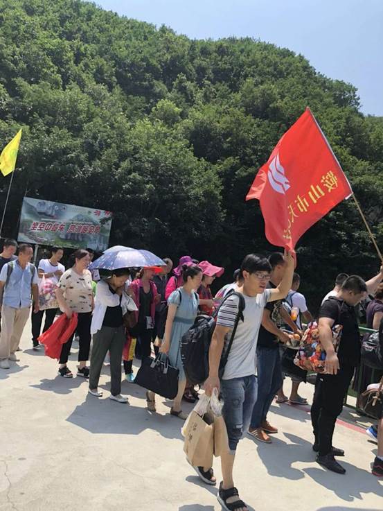 鞍山市天乙門窗有限公司組織全體員工開展了每年一度的“清涼夏日游”團(tuán)建活動(dòng)(圖2)